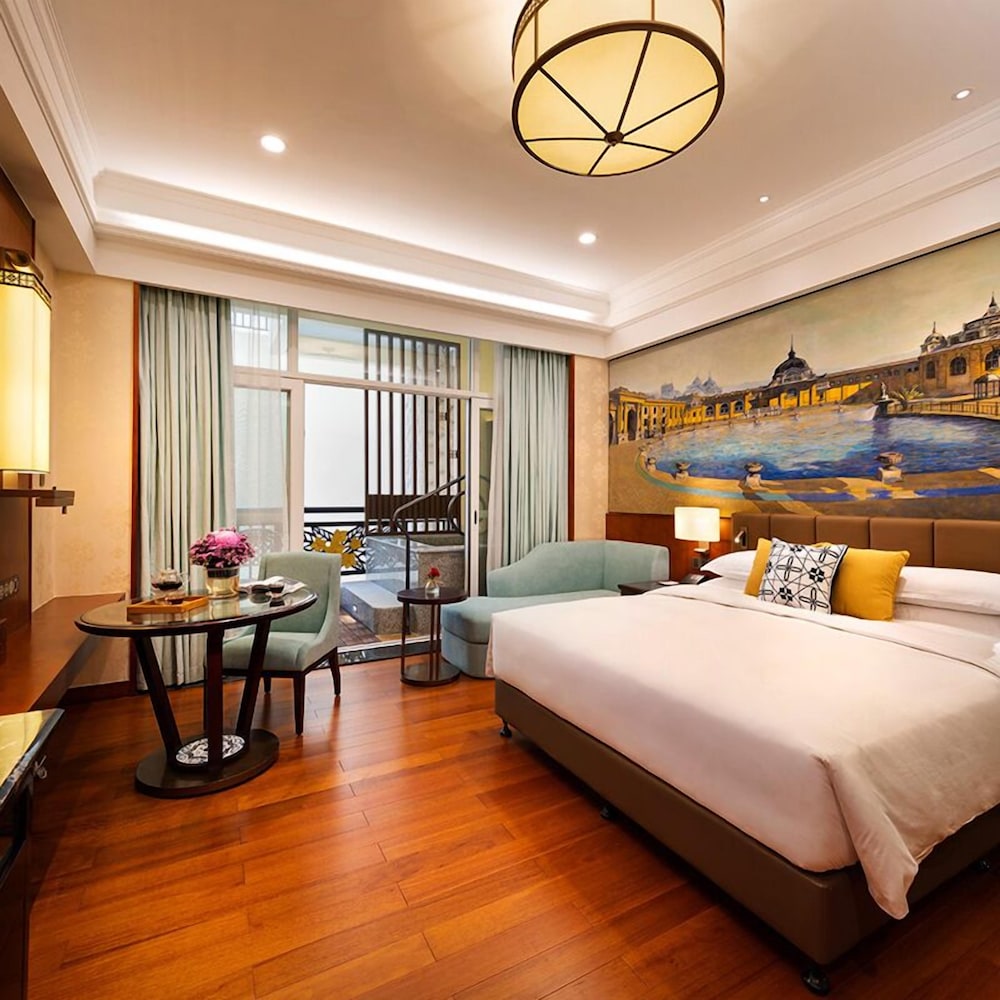 Hot Springs, Superior, King Bed, Queen Bed