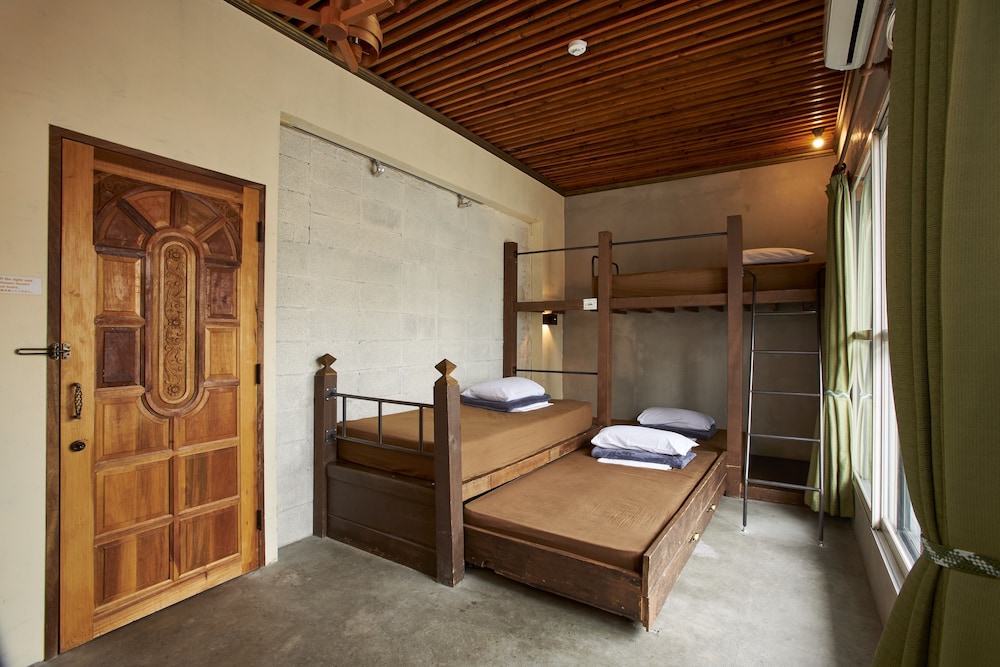 ECONOMY, QUADRUPLE, MULTIPLE BEDS, CITY VIEW, SHARED BATHROOM
