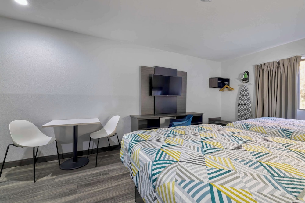 2 Full Beds - Non-Smoking, Kitchen