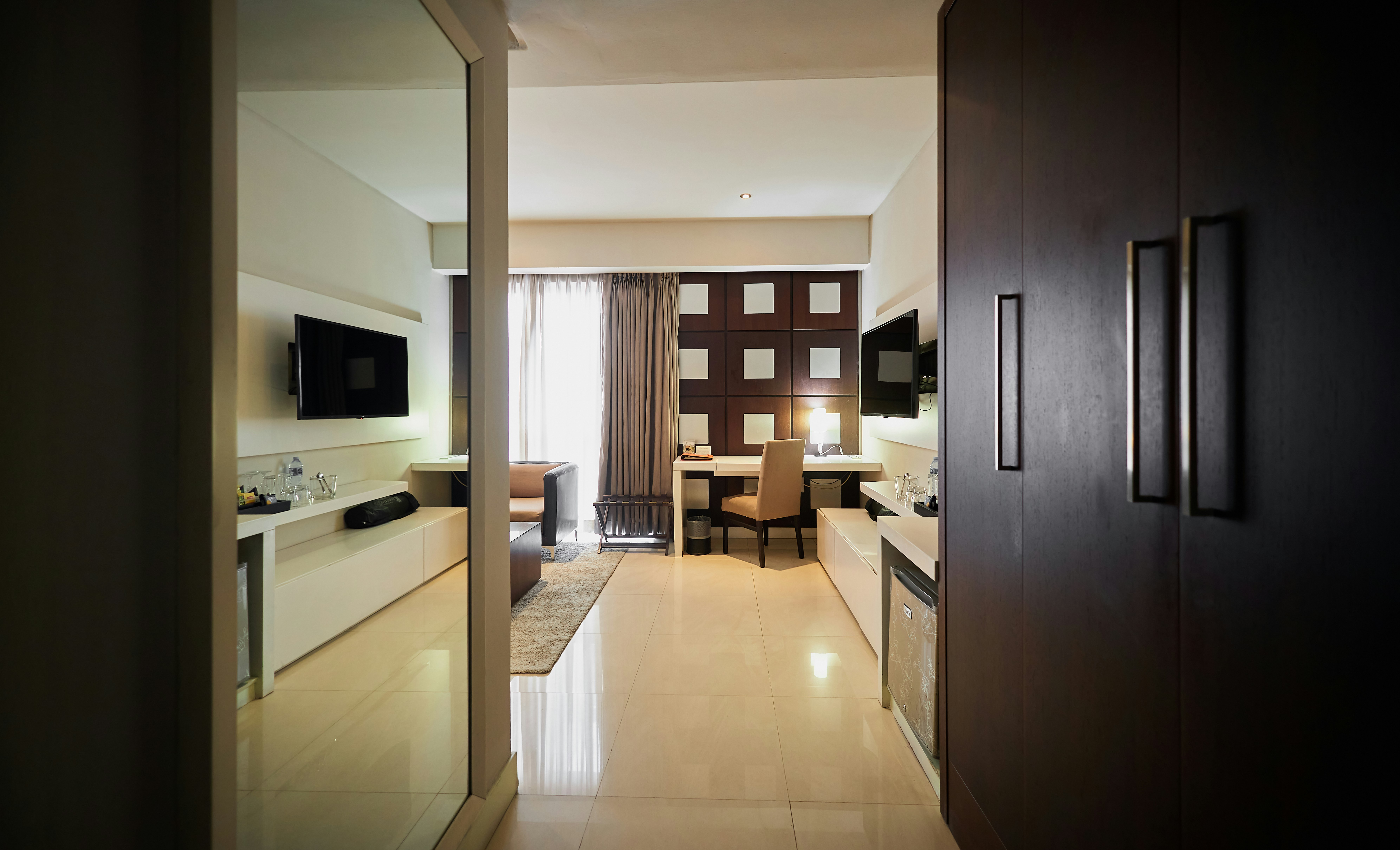 EXECUTIVE, KING BED