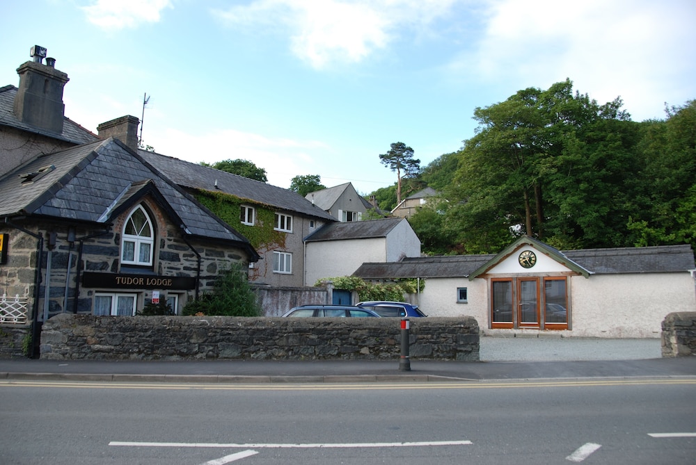 Tudor Lodge 27/32