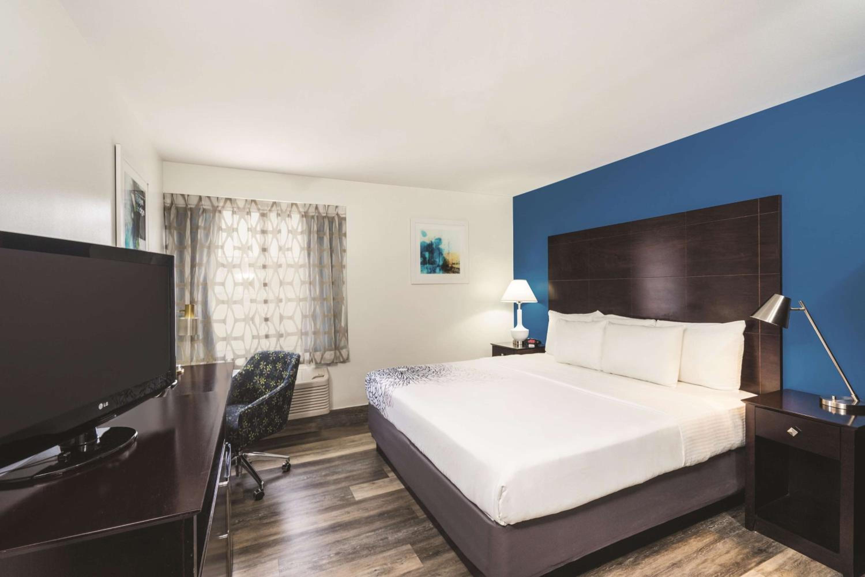 غرفة بسرير كينج بحوض استحمام لذوي الإعاقة، La Quinta Inn & Suites by Wyndham Brooklyn Downtown 6/10