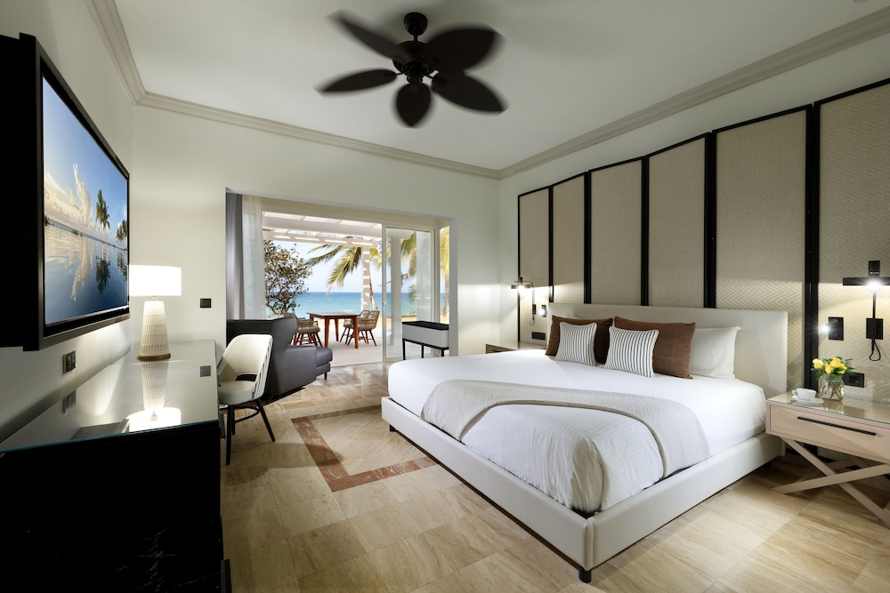 Junior Suite, King Bed, Pool Side, Sofa