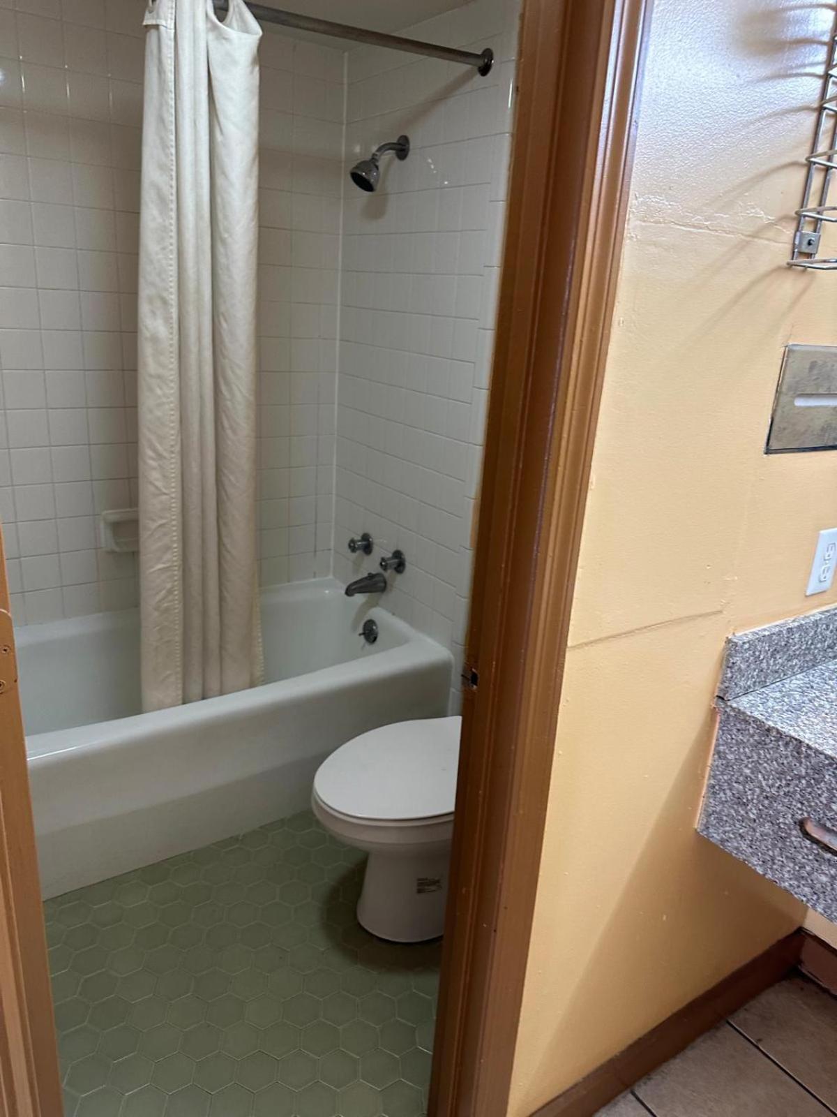 College Inn Spartanburg 32/33