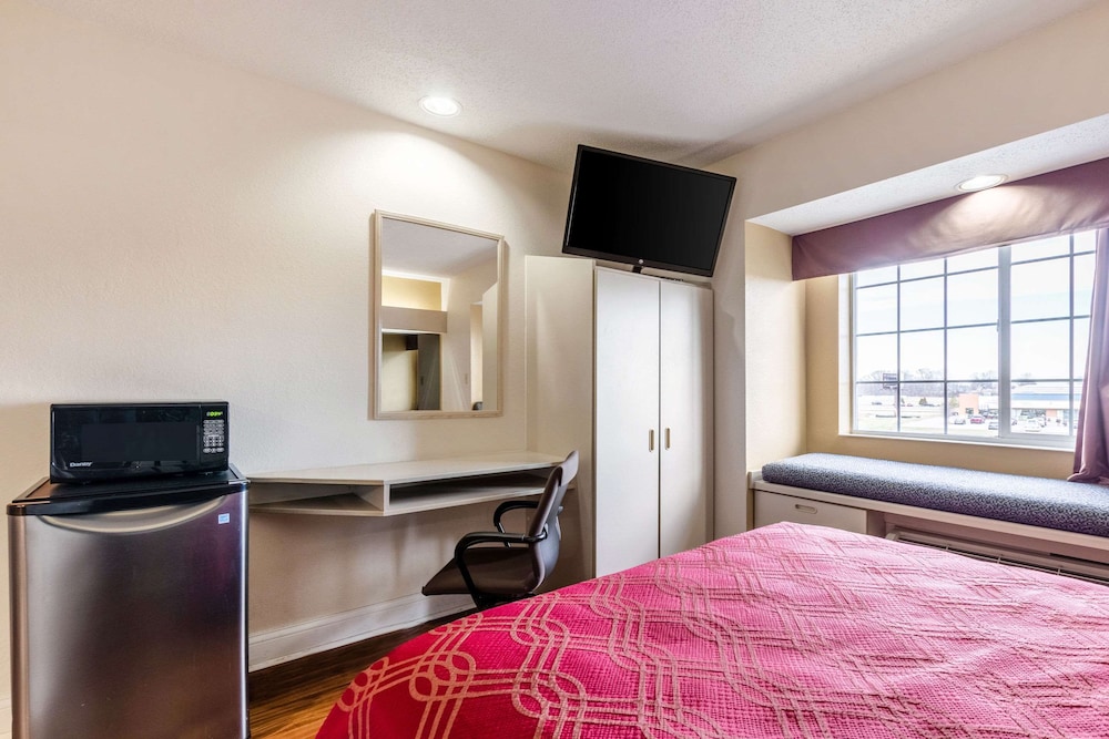 Econo Lodge Inn & Suites Evansville East 15/40
