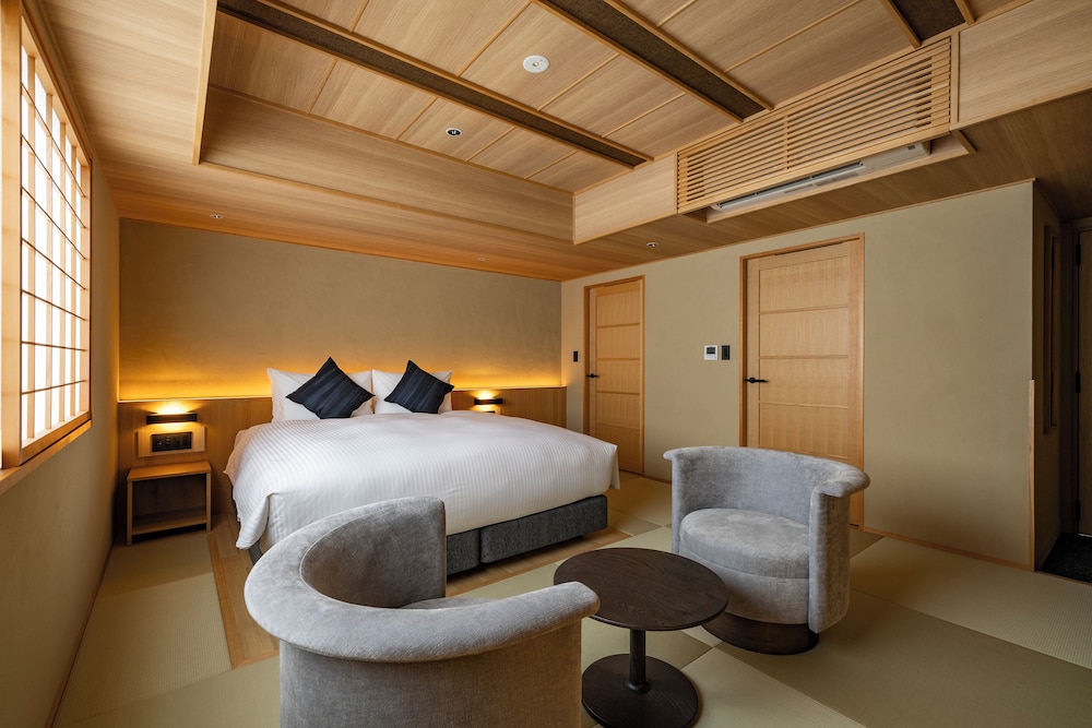 DELUXE, KING BED