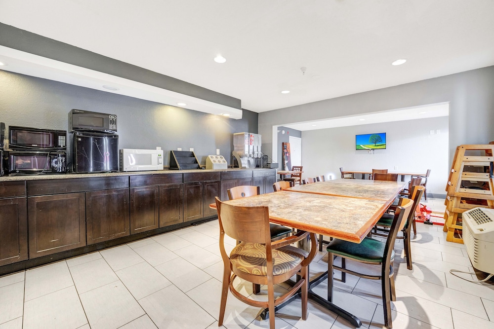 Super 8 by Wyndham Orlando Near Florida Mall 35/54