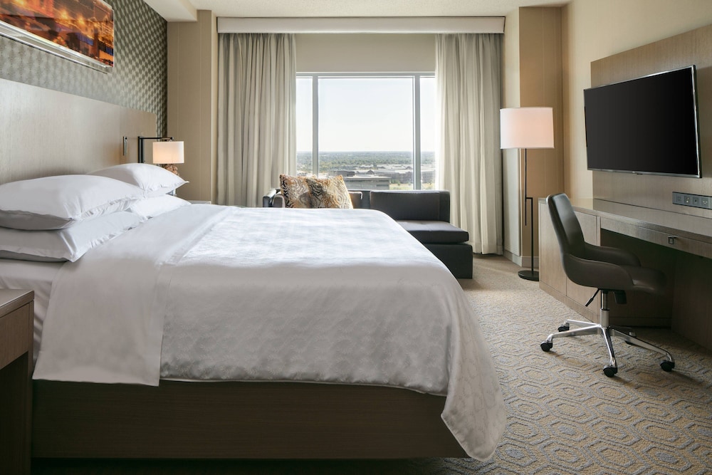 غرفة كلوب بسرير كينج، SHERATON OVERLAND PARK HOTEL AT THE CONVENTION CENTER 5/9
