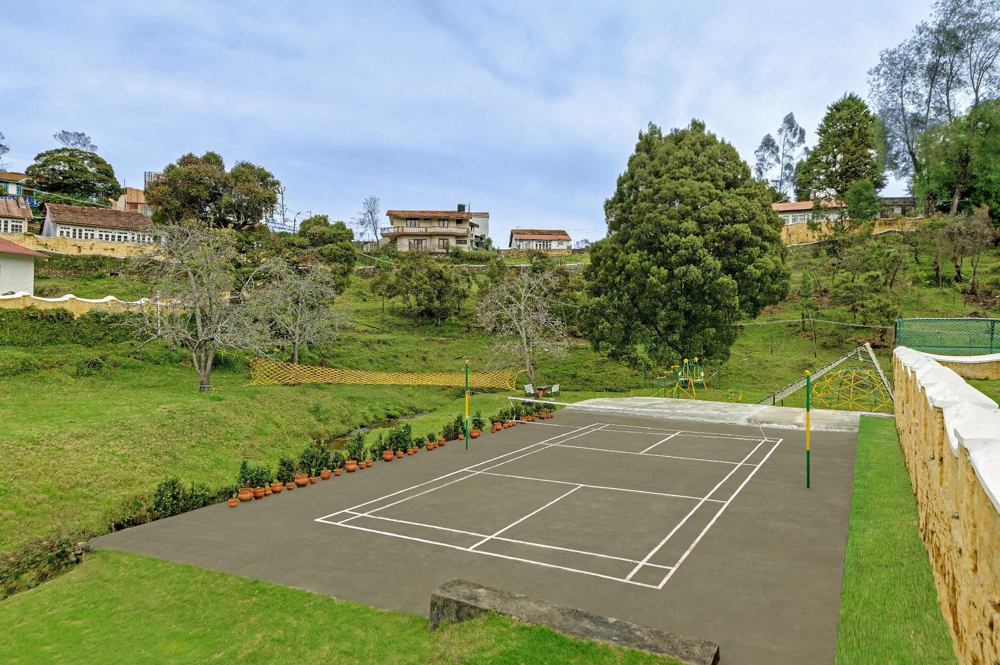OYO Premium Golf Club Road 28/57