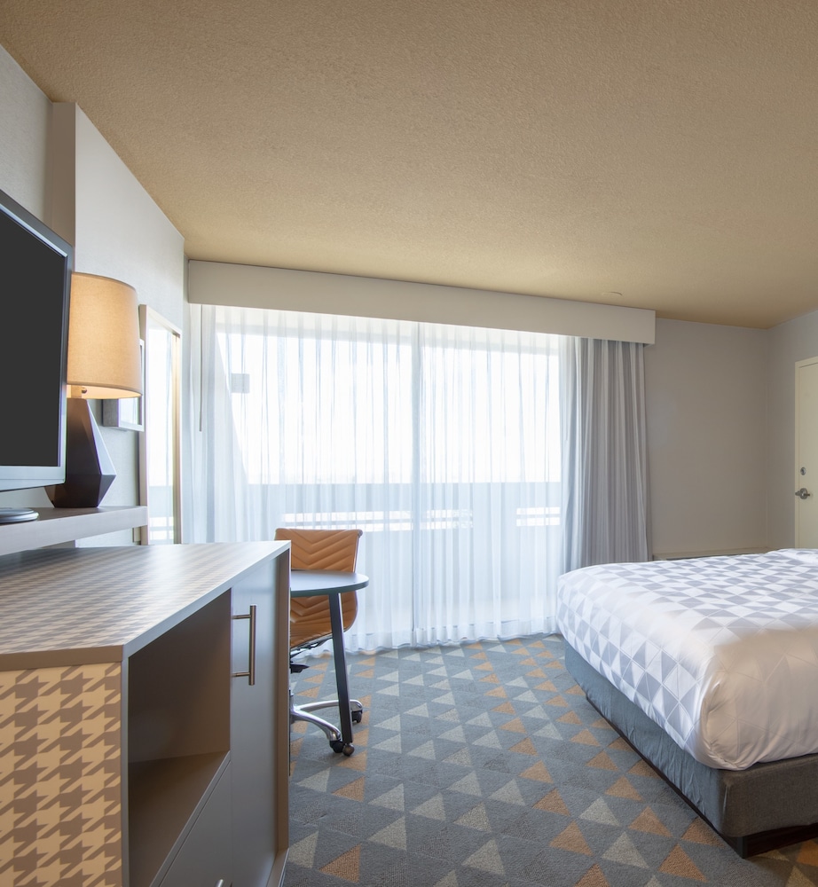 Holiday Inn Denver East Stapleton 12/67