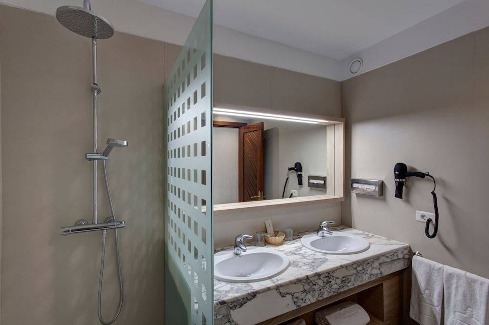 Plus Fariones Suite Hotel 12/57
