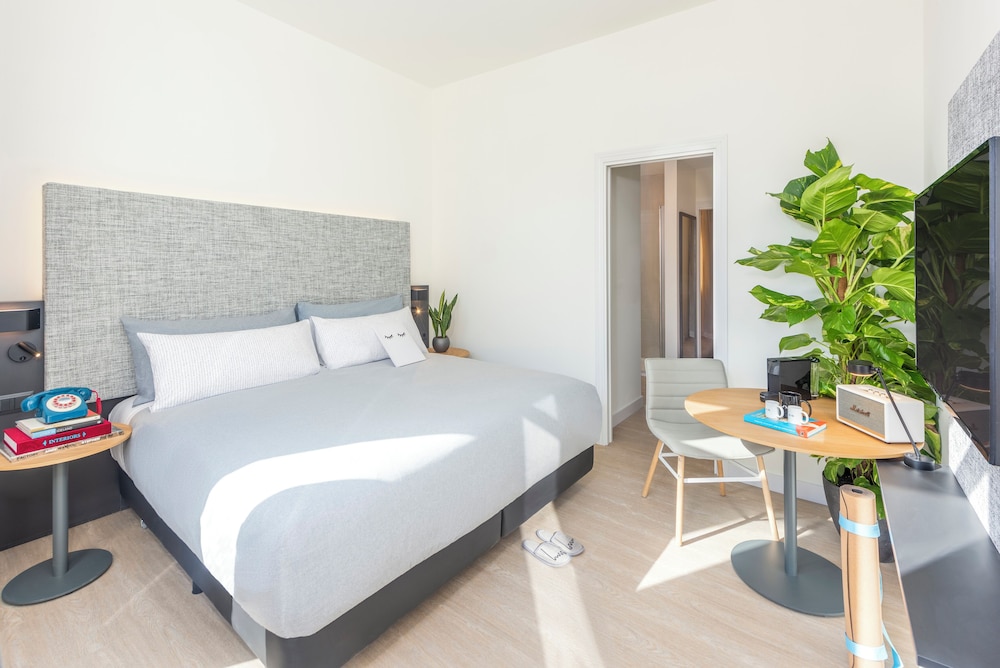 Town House, King Bed, Sofa