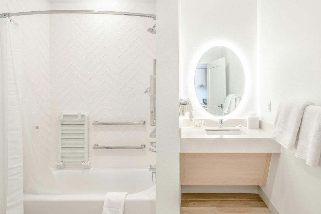 جناح بسرير كوين بشرفة بغرفة نوم واحدة، TownePlace Suites by Marriott Dallas Rockwall 3/3