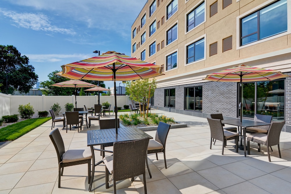 Holiday Inn Express Boston 54/63