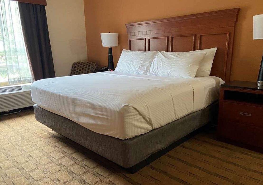 Mini, King Bed, Bathtub, Accessible