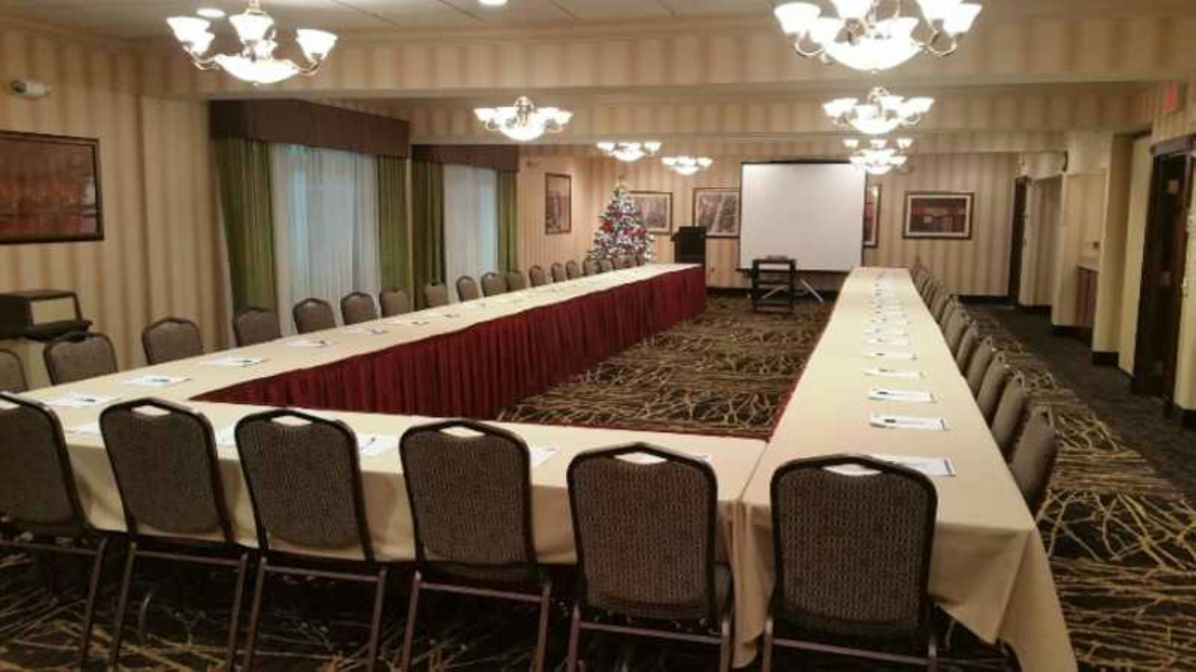 Holiday Inn Express Hotel Suites Youngstown N Warren Niles 72/79