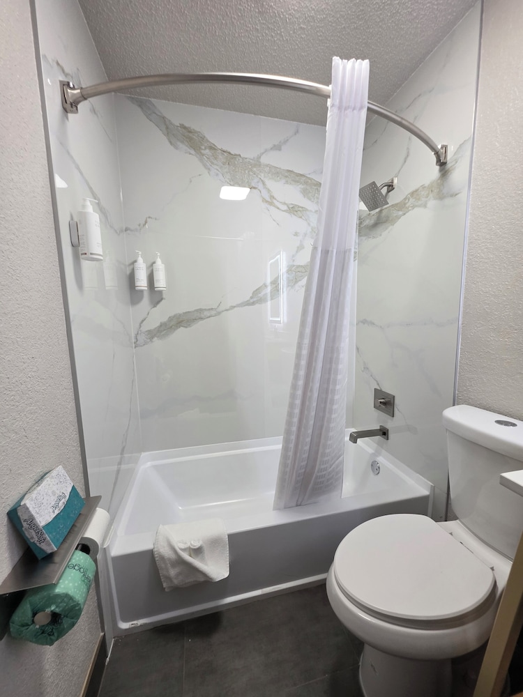 Room, Queen Bed, Accessible, Days Inn by Wyndham Waukegan 6/7