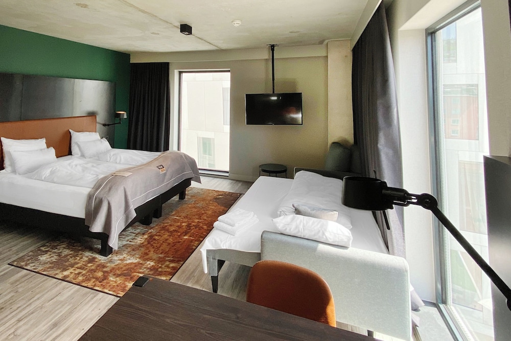 PREMIUM, QUEEN BED, SOFA