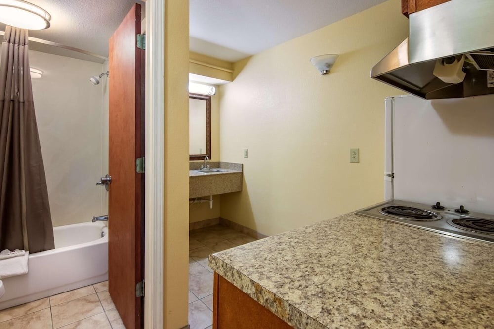 Rodeway Inn and Suites Macon 44/45