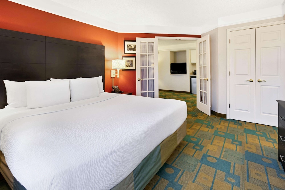 La Quinta Inn & Suites by Wyndham Dallas DFW Airport North 17/55