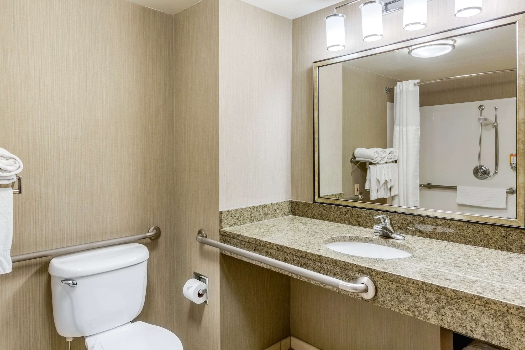 غرفة قياسية بسريرين كوين لذوي الإعاقة، Comfort Inn & Suites Logan International Airport 5/5