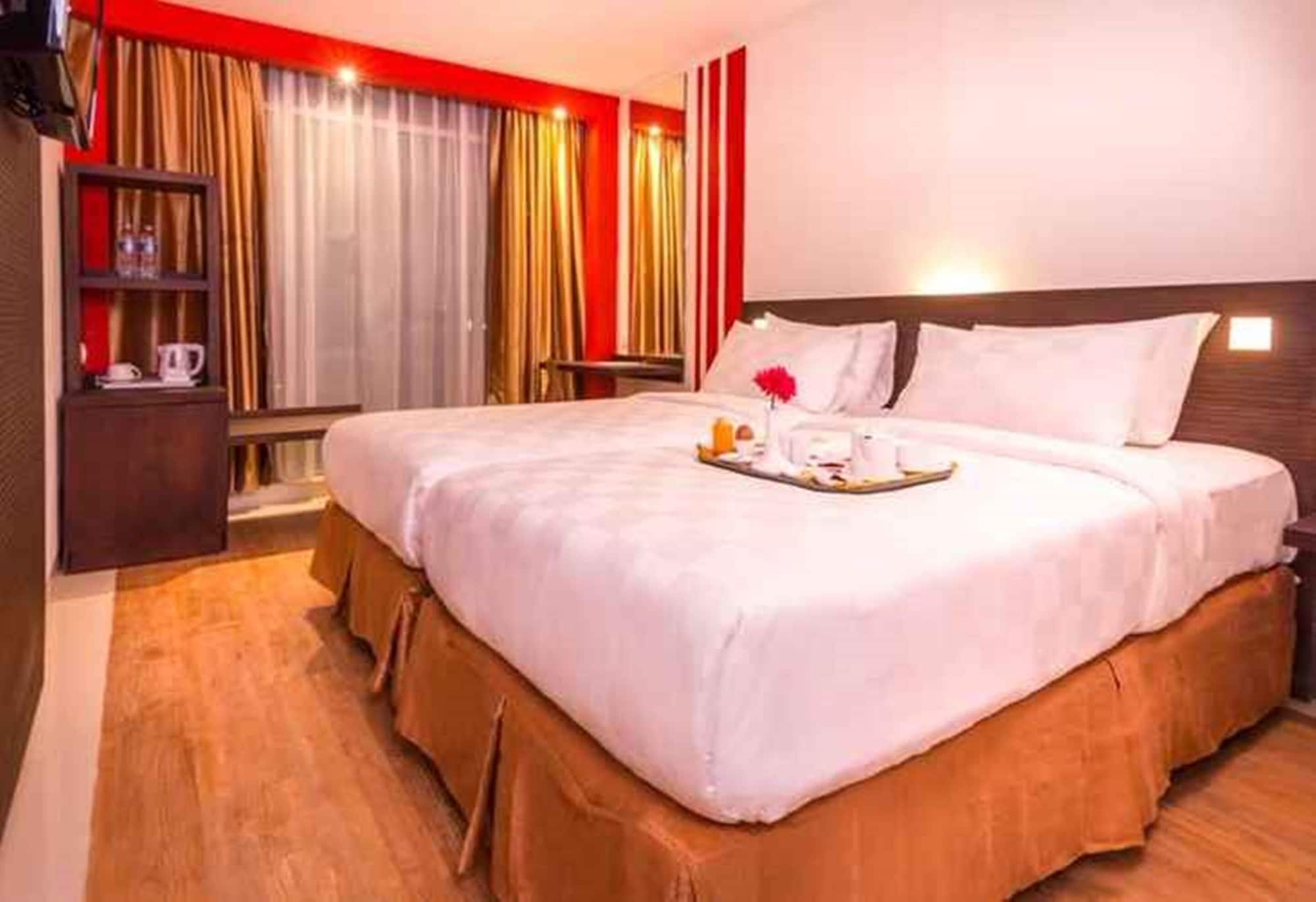 DELUXE, KING BED