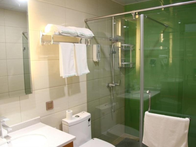 GreenTree Inn Jinan Licheng District Fenghuang Road East High-speed Railway Station 16/18