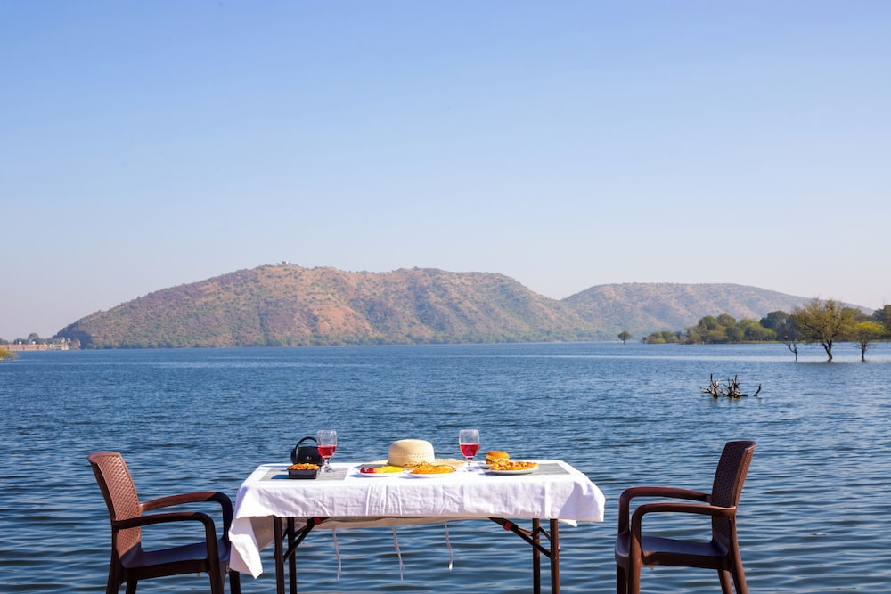 ELIVAAS Cows and Cuddles 4 BHK with Pvt Pool and Garden 56/68