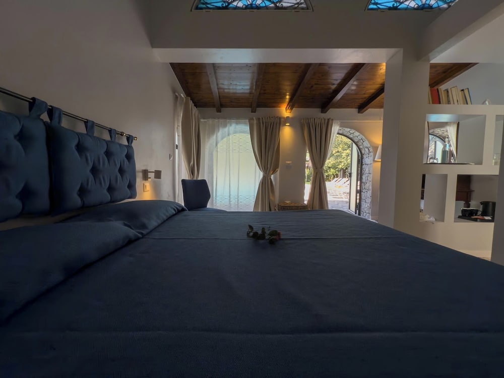 غرفة بسرير كوين بإطلالة على الحديقة، La Villa 4/10