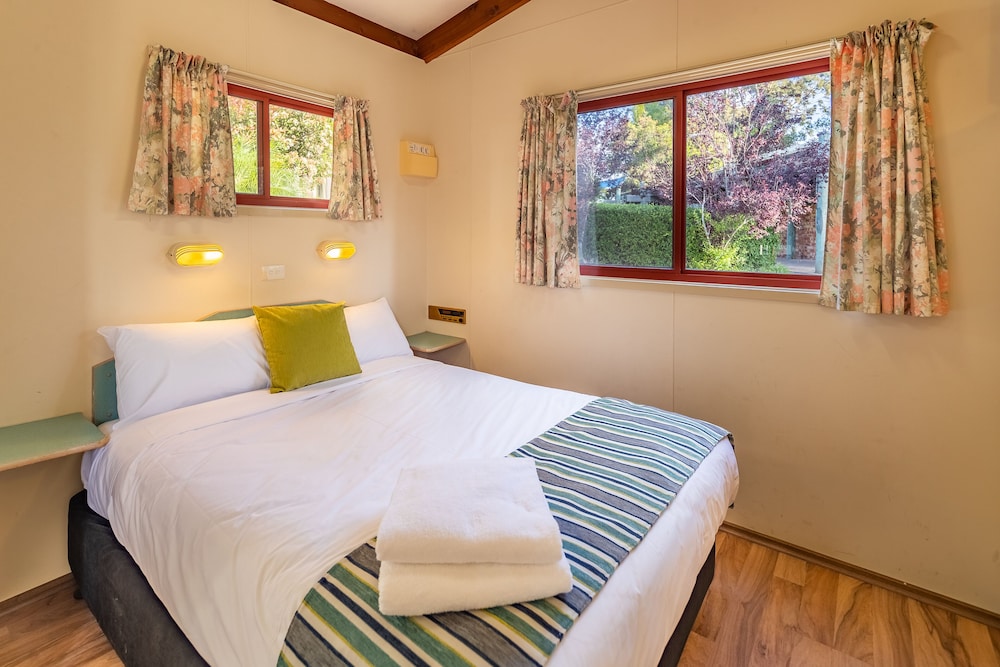 Cabin, 1 Double and 4 Single Beds