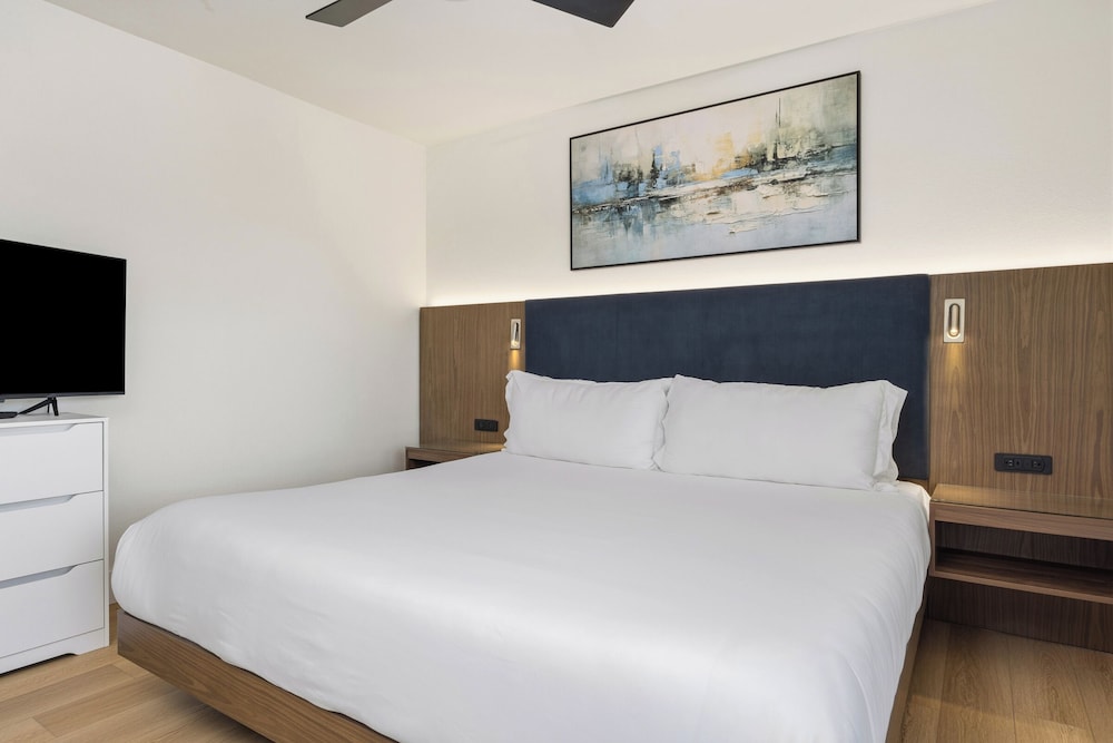 456 Embarcadero Inn Suites 42/77