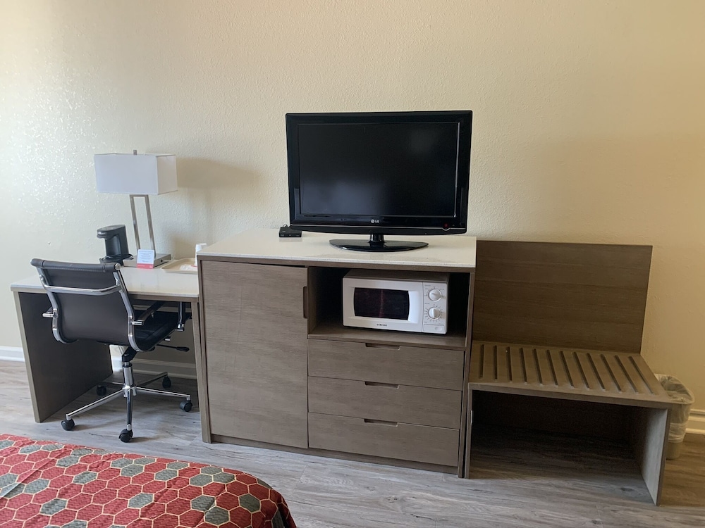 Econo Lodge Cherry Point 37/43