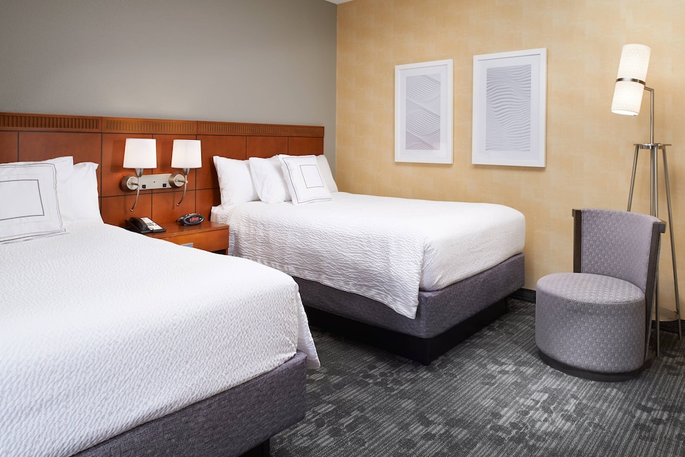 Courtyard by Marriott Kansas City Overland Park/Metcalf, South of College Boulevard 12/56