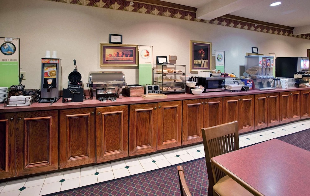 Country Inn & Suites by Radisson, Columbia, SC 26/28