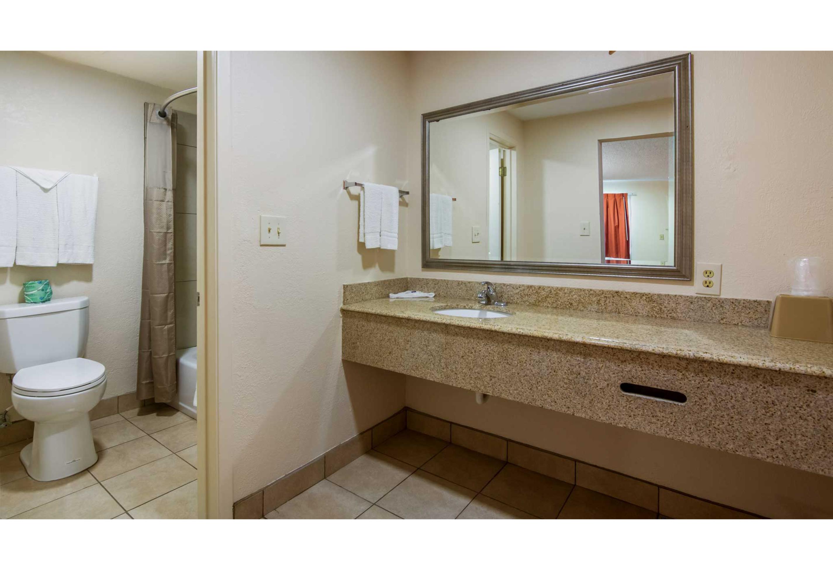 1 King Bed - Non-Smoking, Micfridge، Motel6 Winnie Tx 3/3