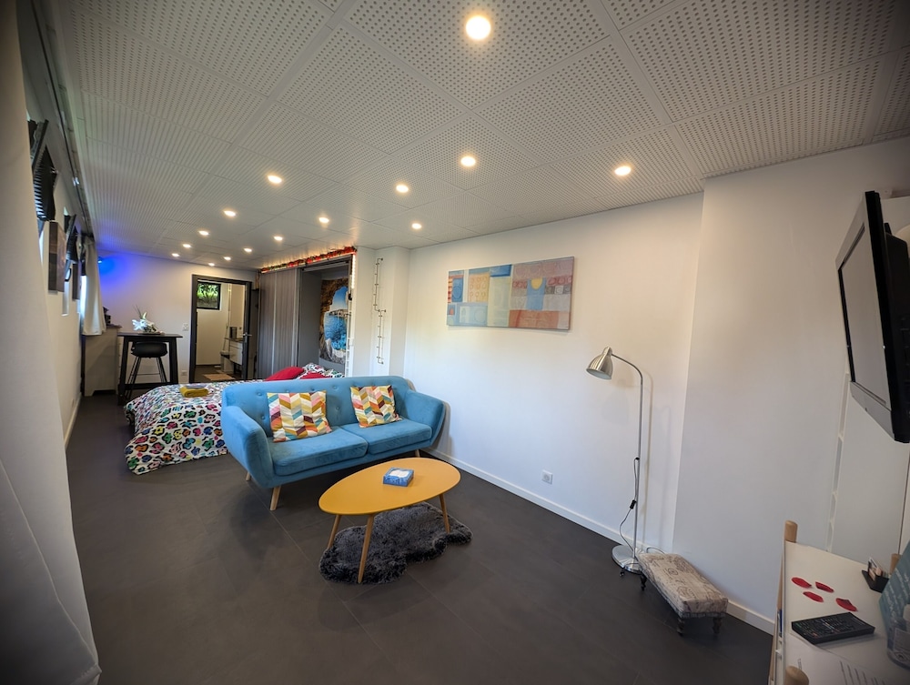 City, Studio, Queen Bed, Garden View