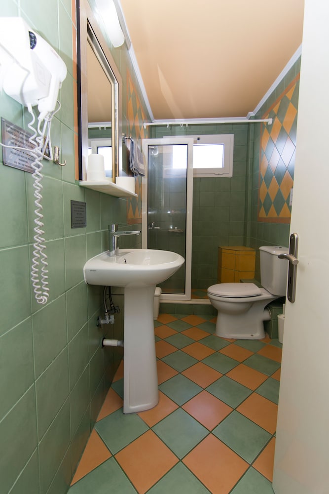 SAN NECTARIOS HOTEL 48/50