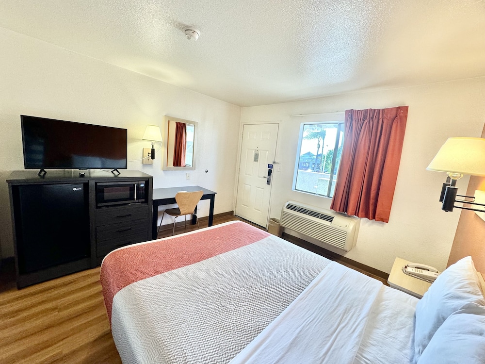 STANDARD, QUEEN BED