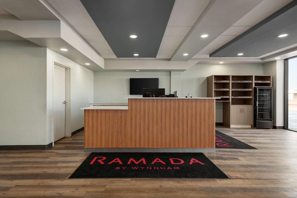 Ramada by Wyndham West Edmonton Hotel & Suites 9/45