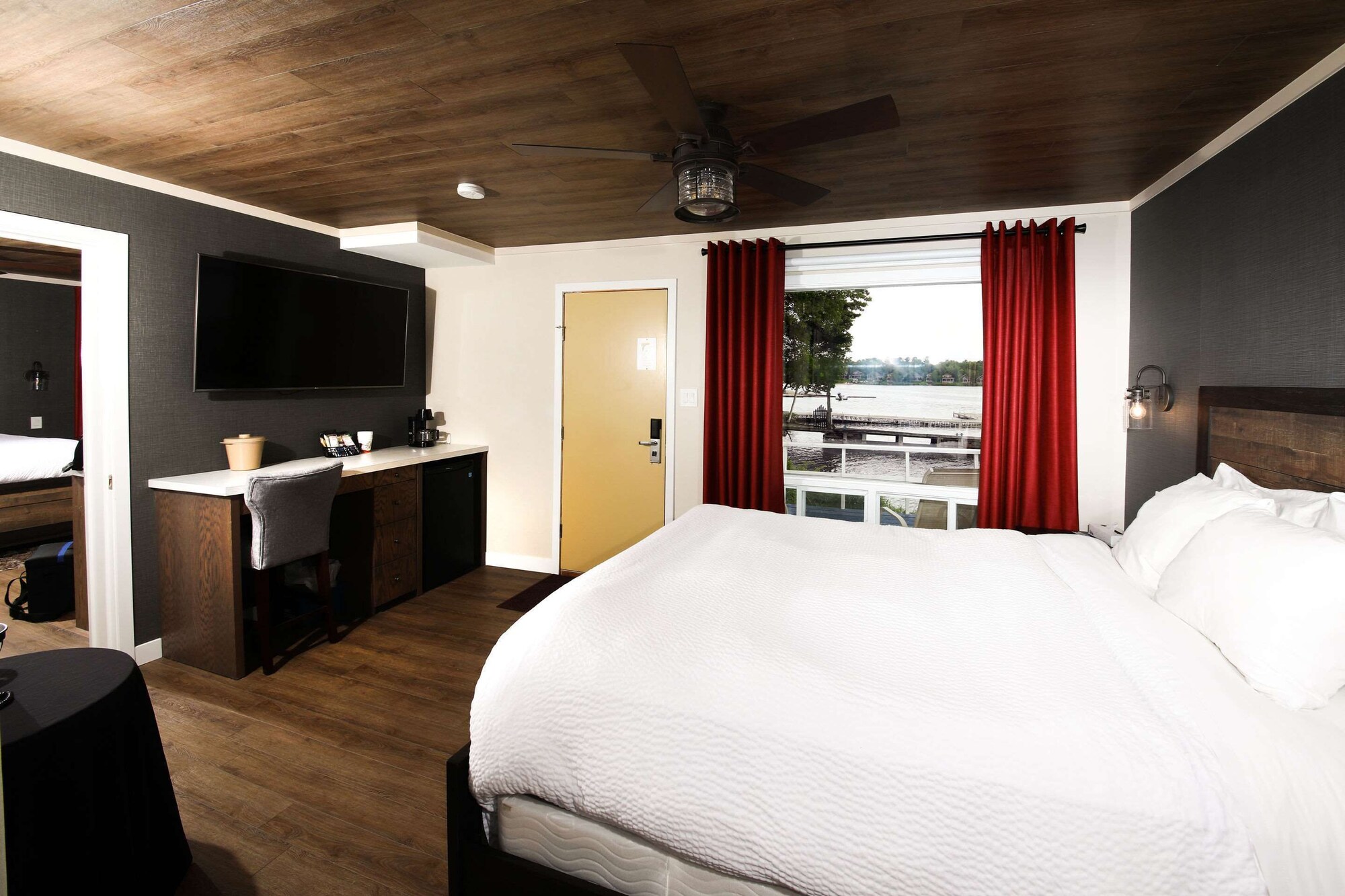 Room, Queen Bed, Lake Front