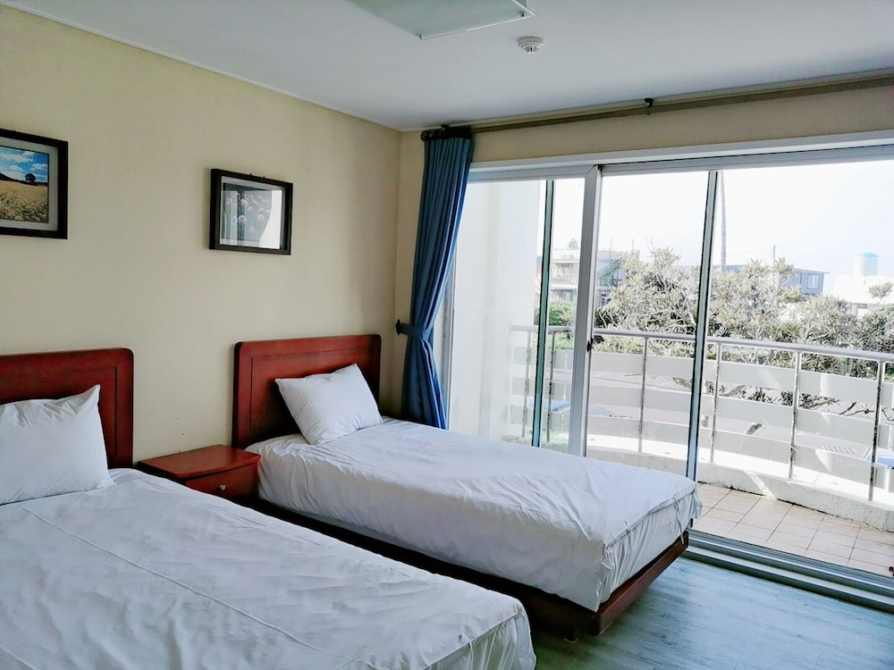 FAMILY, TWIN BEDS, PARTIAL OCEAN VIEW