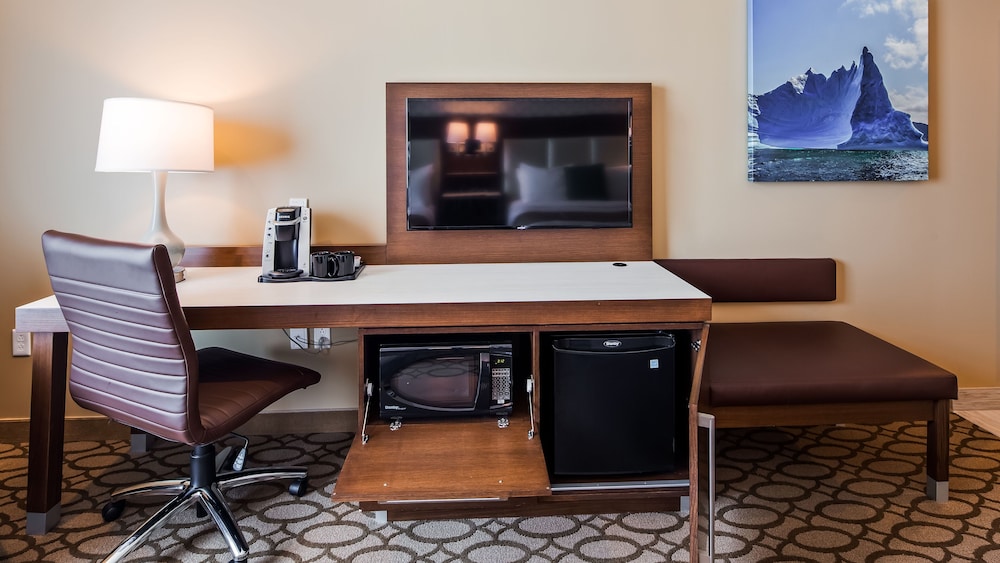 Best Western Plus St. John s Airport Hotel and Suites 34/36