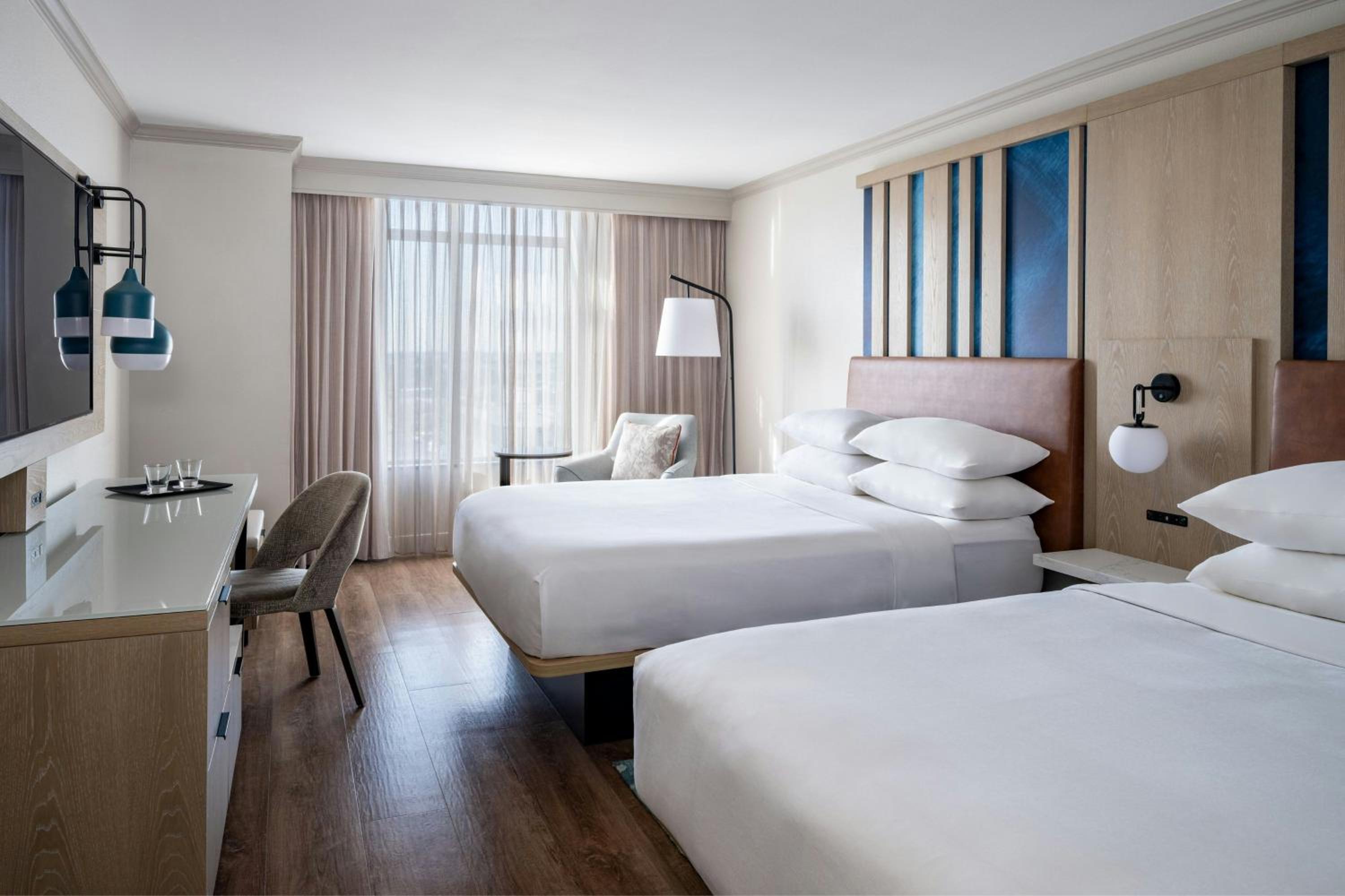 غرفة بسريرين كوين بحوض استحمام لذوي الإعاقة، Marriott St Petersburg Clearwater 2/10