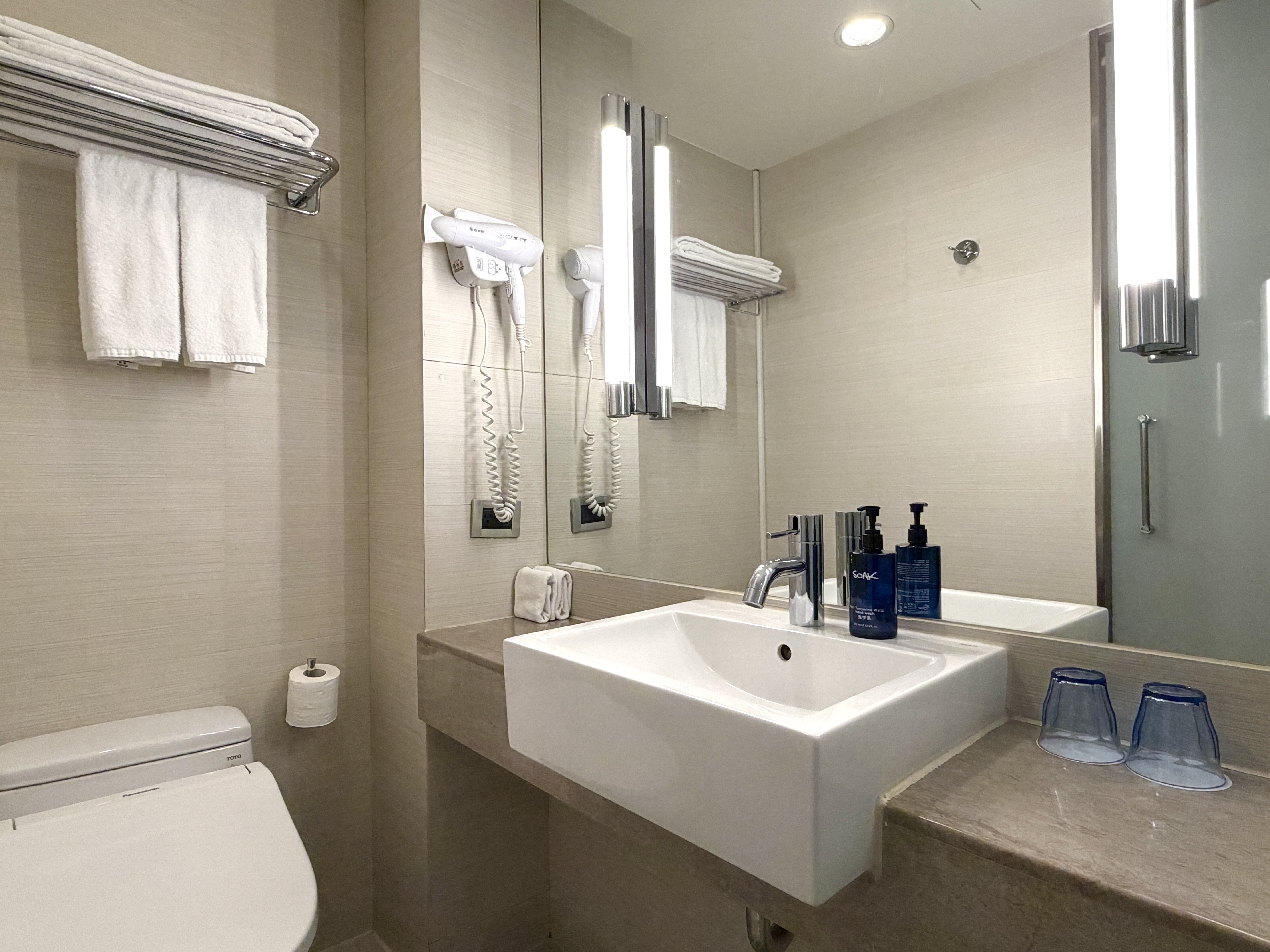 غرفة قياسية بسرير كوين بحوض استحمام، Holiday Inn Express Taoyuan 2/2