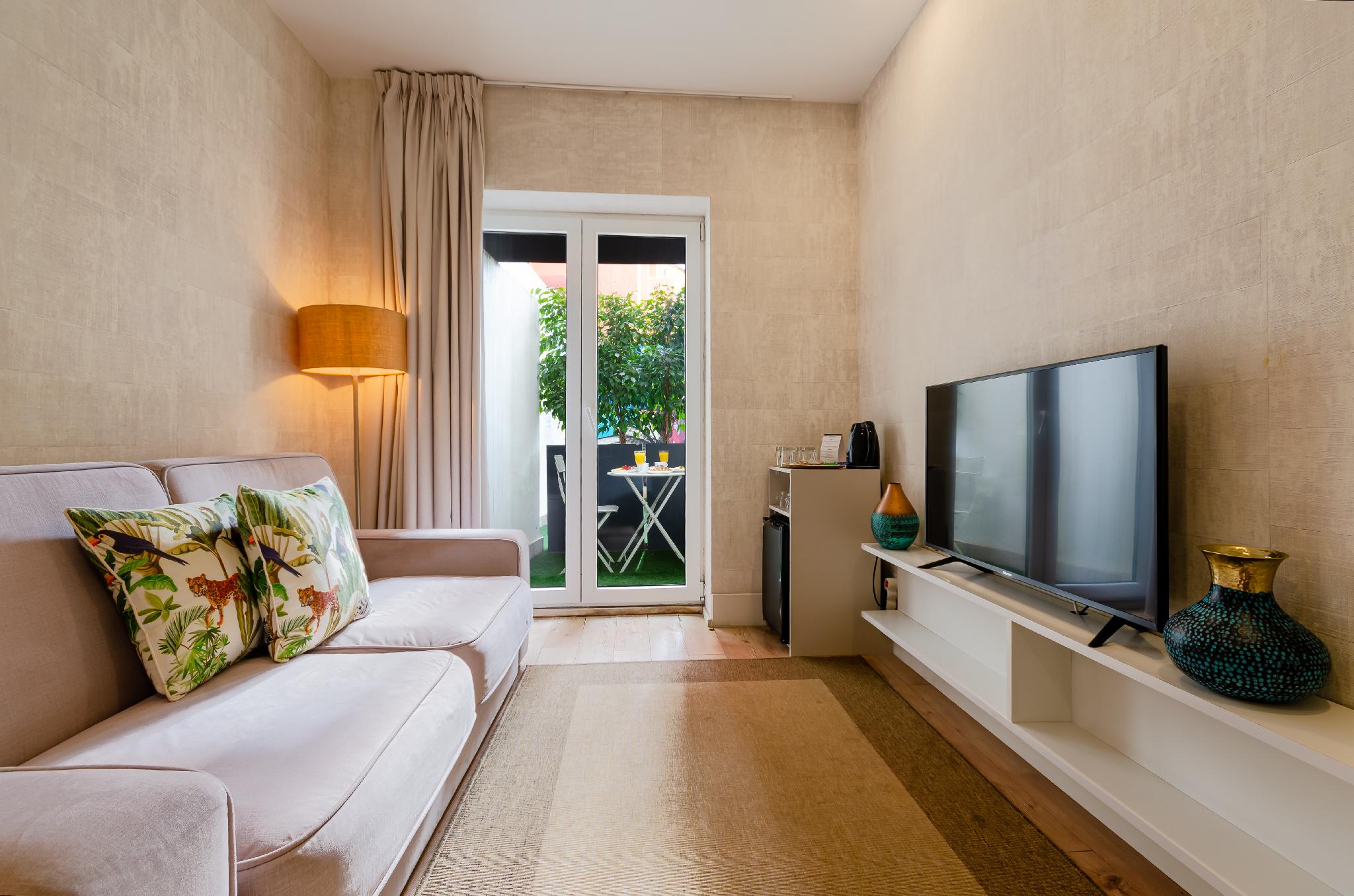 Courtyard, Suite