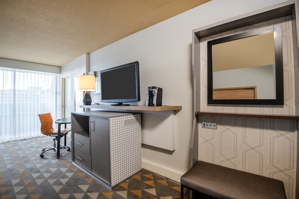 Holiday Inn Denver East Stapleton 55/67
