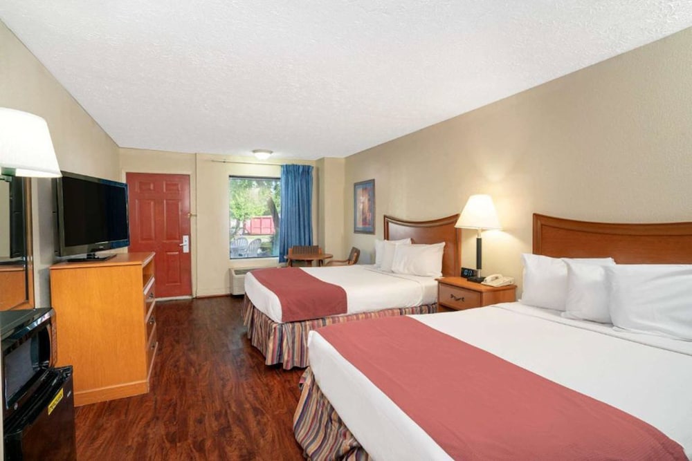 Days Inn by Wyndham Pigeon Forge Parkway 12/48