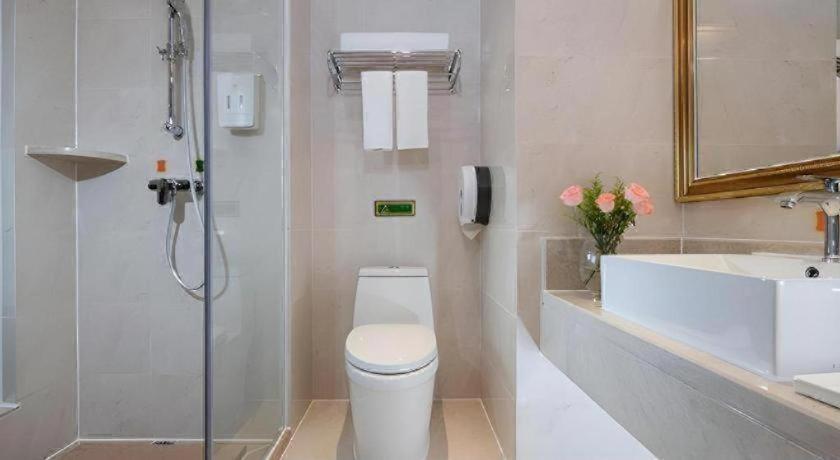Vienna Hotel (Shenzhen Qinghu Metro Station) 53/54
