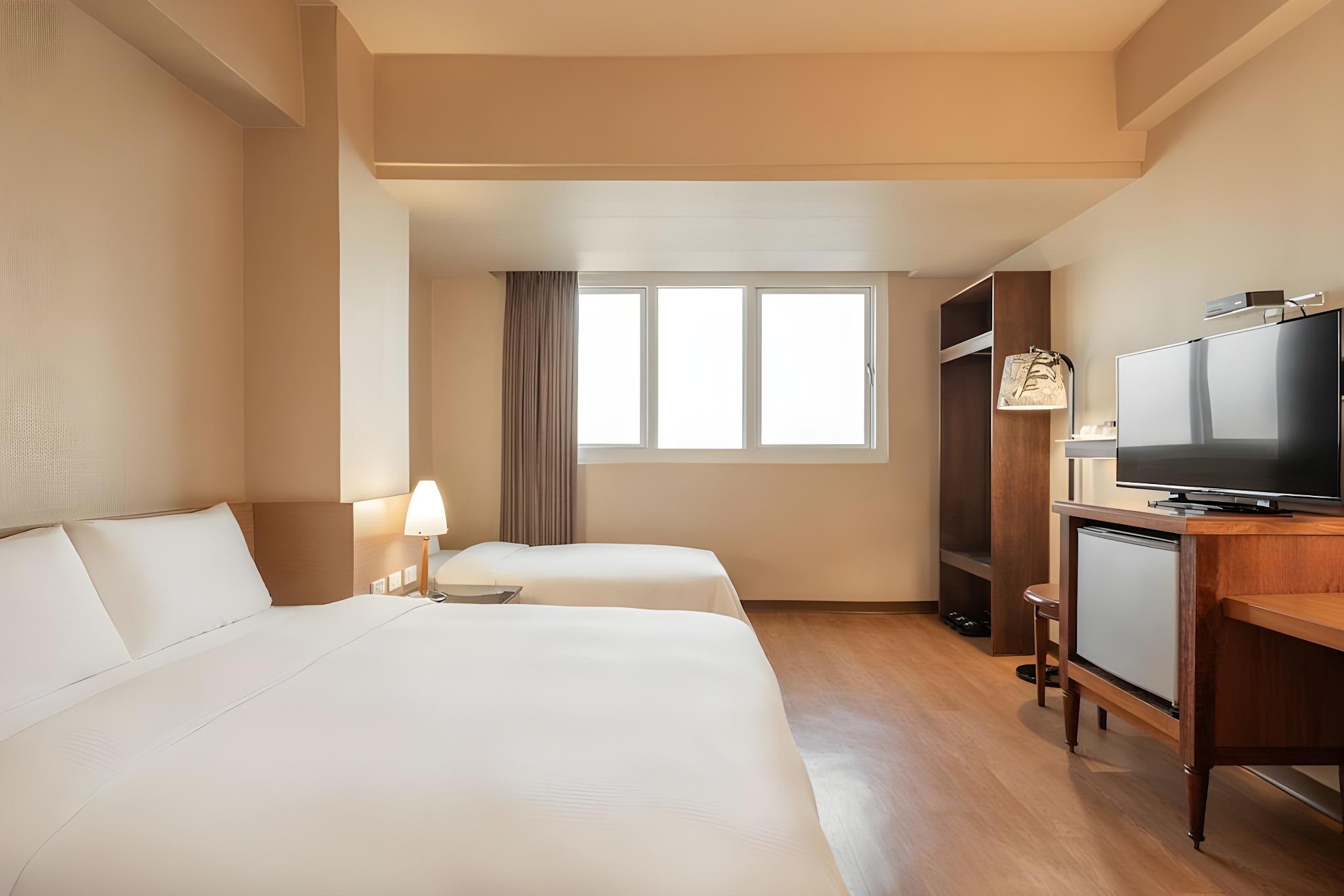 1 Bedroom, Deluxe, Triple, 2 Double Beds, City View