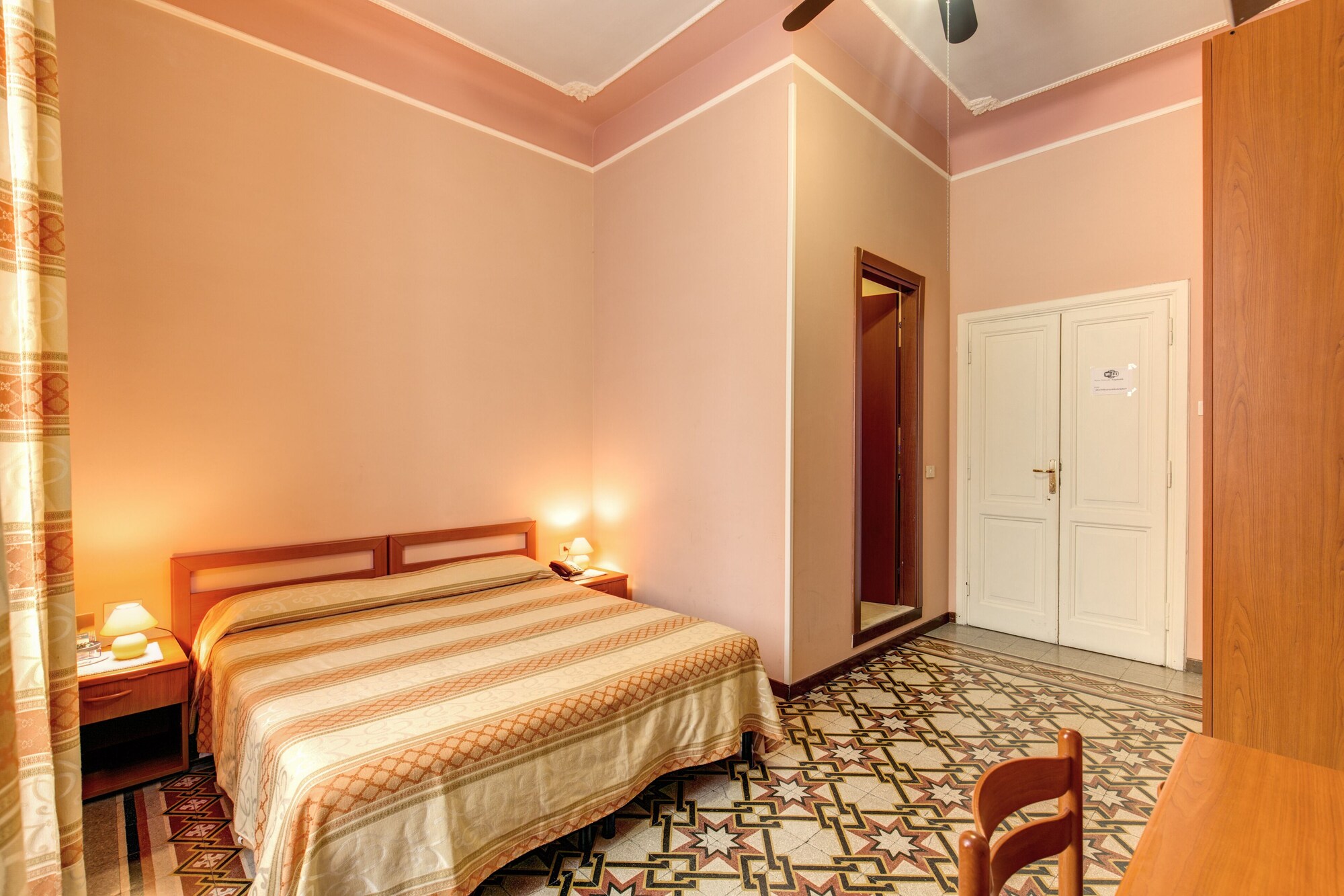 ROOM, DOUBLE OR TWIN BED